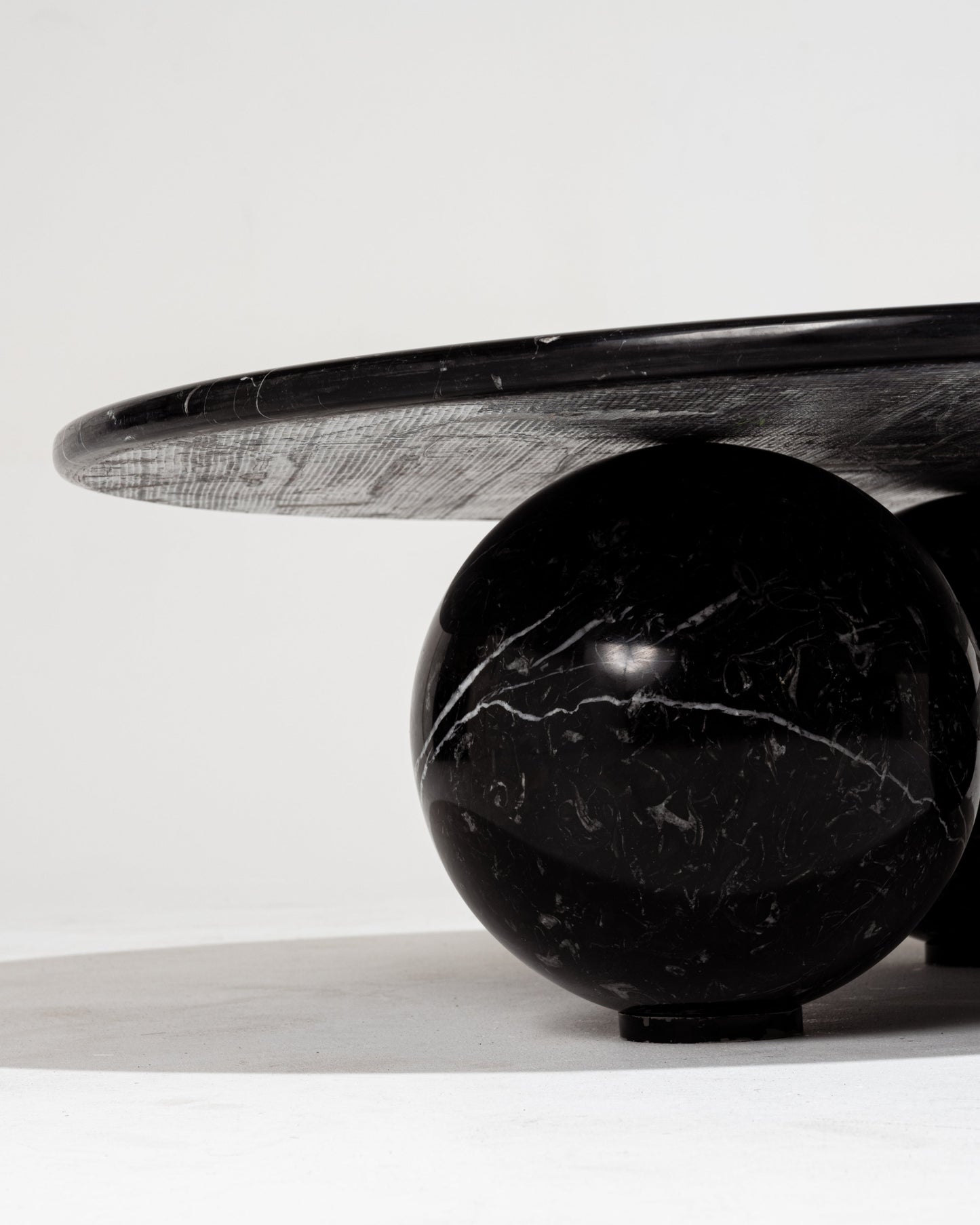 TABLE BASSE EN MARBRE NOIR PIEDS SPHÈRES