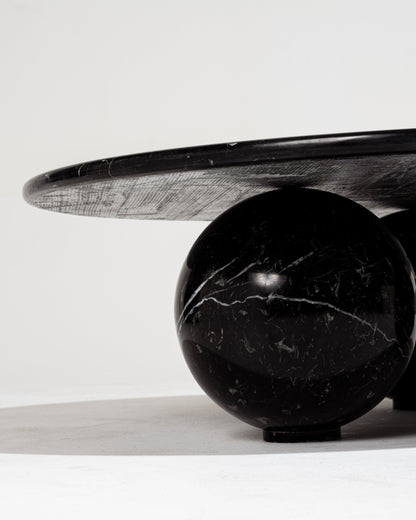 TABLE BASSE EN MARBRE NOIR PIEDS SPHÈRES