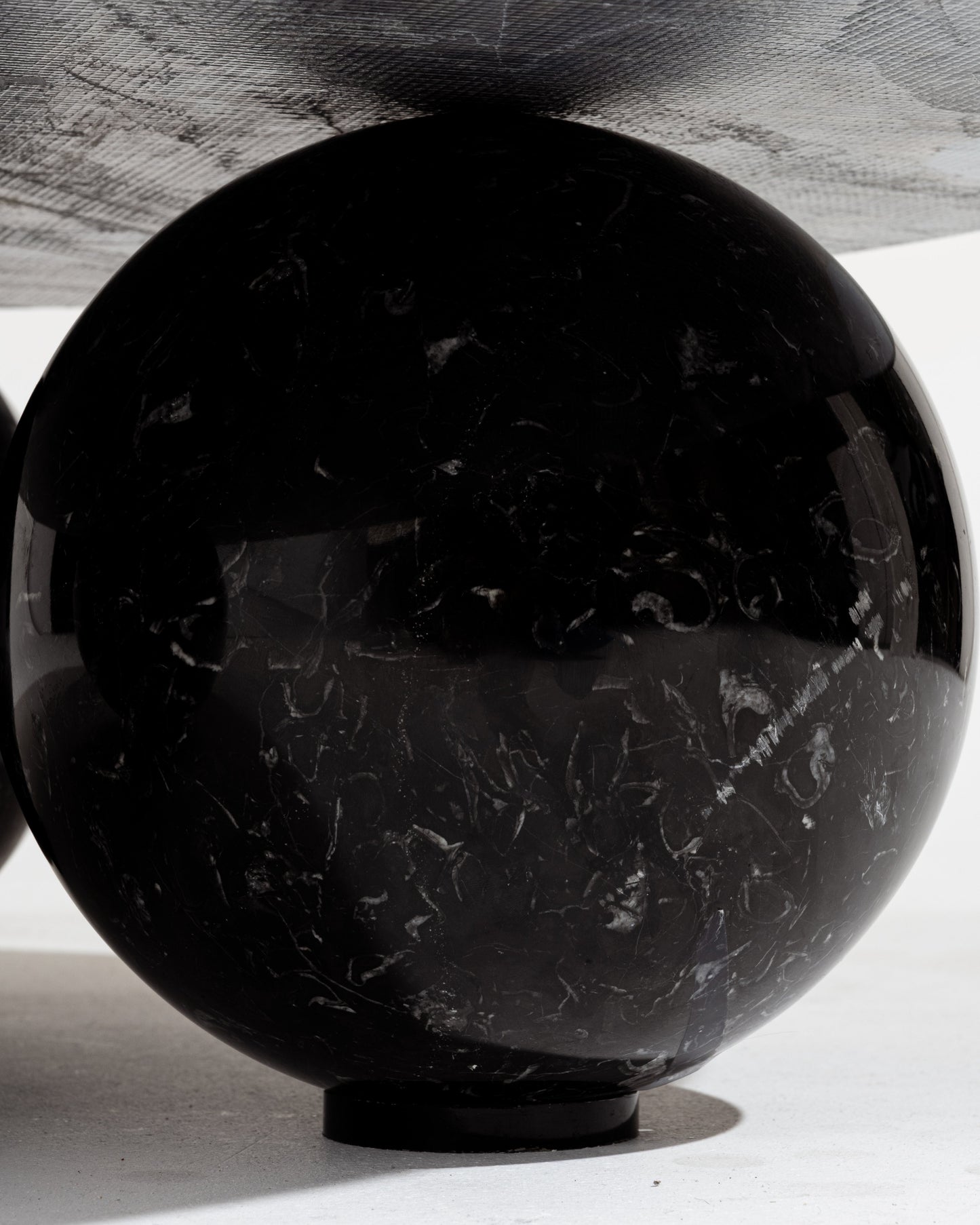 TABLE BASSE EN MARBRE NOIR PIEDS SPHÈRES