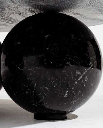 TABLE BASSE EN MARBRE NOIR PIEDS SPHÈRES
