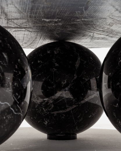 TABLE BASSE EN MARBRE NOIR PIEDS SPHÈRES