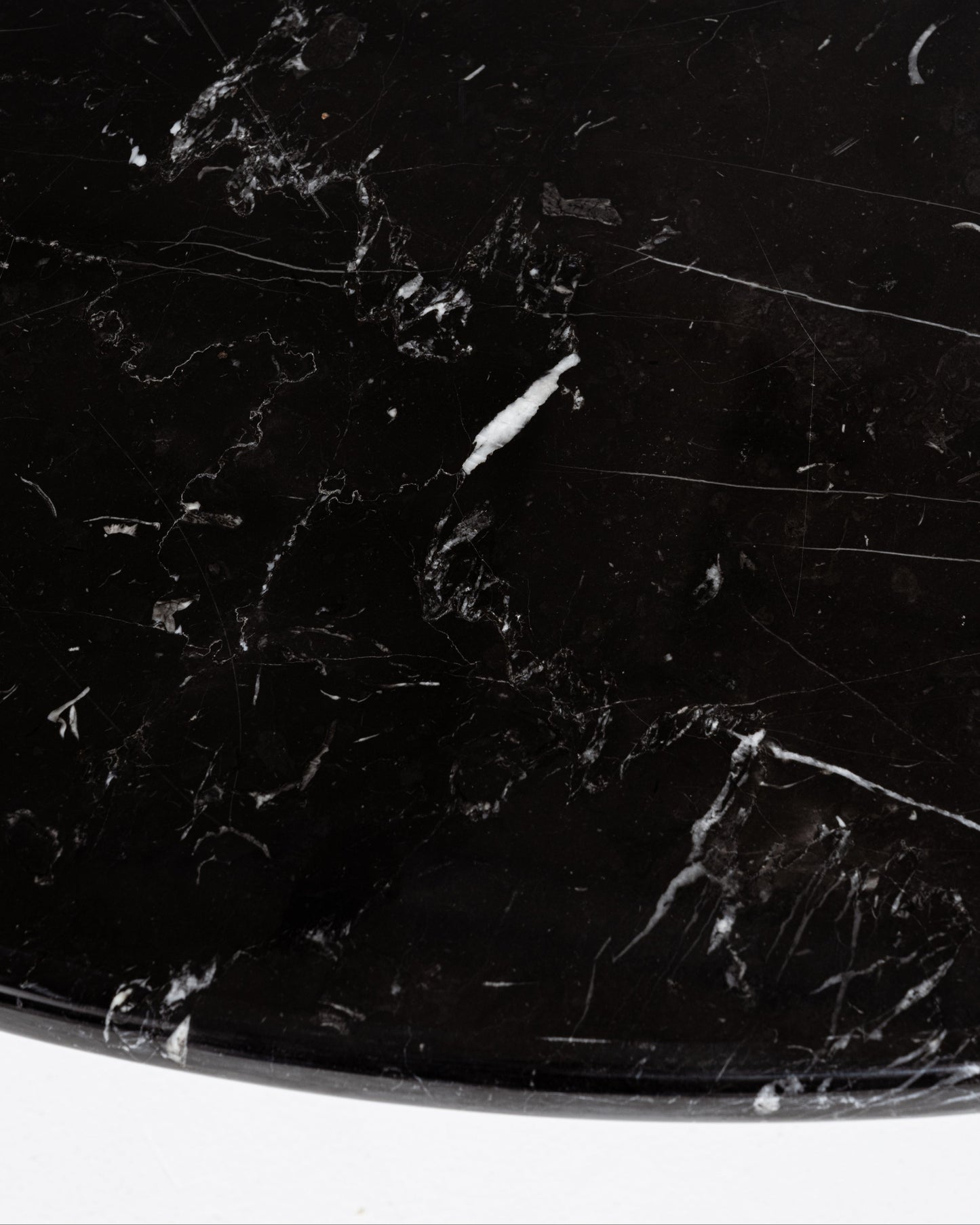 TABLE BASSE EN MARBRE NOIR PIEDS SPHÈRES