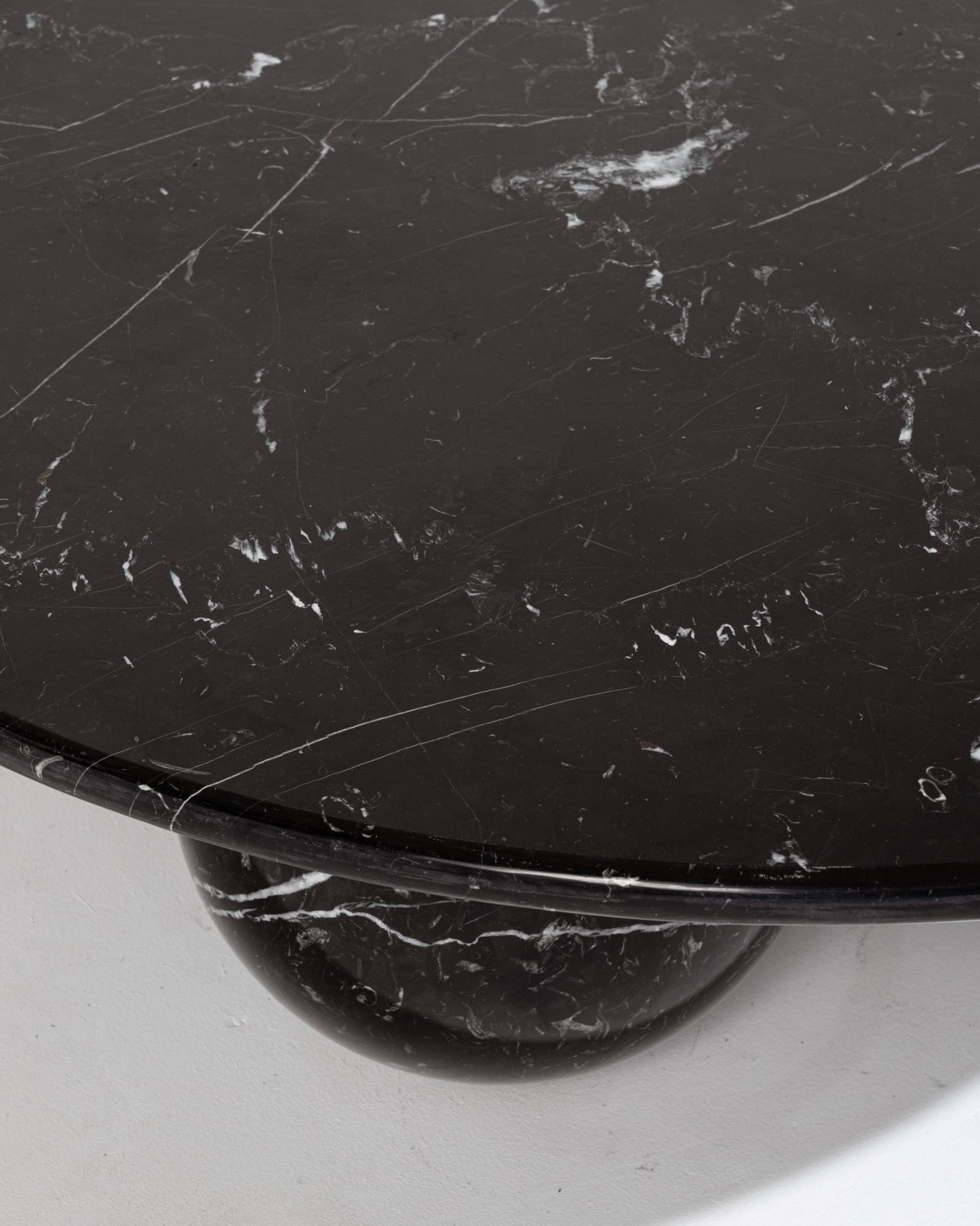 TABLE BASSE EN MARBRE NOIR PIEDS SPHÈRES