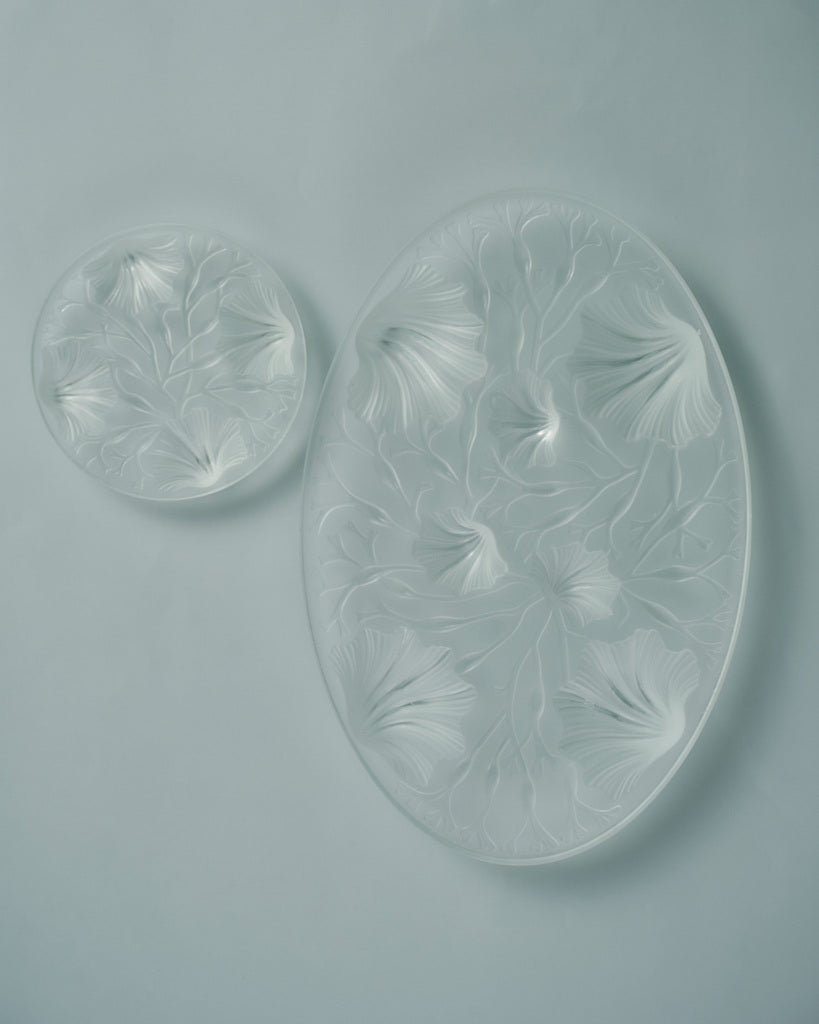 Ensemble de service composé d'un dessous de plat et dessous de bouteille, période Art Déco. Travail français des années 1930 signé Verlys France.
En verre transparent légèrement givré, à décor moulé en relief de coquillages et d’algues marines, typique du style naturaliste et raffiné de la manufacture Verlys.
Superbe état de conservation, signature moulée “Verlys France” sur chaque pièce.