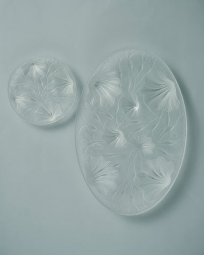Ensemble de service composé d'un dessous de plat et dessous de bouteille, période Art Déco. Travail français des années 1930 signé Verlys France.
En verre transparent légèrement givré, à décor moulé en relief de coquillages et d’algues marines, typique du style naturaliste et raffiné de la manufacture Verlys.
Superbe état de conservation, signature moulée “Verlys France” sur chaque pièce.