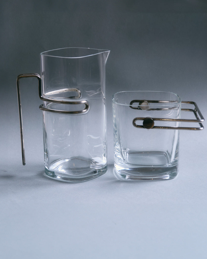 Ensemble composé d'un pichet et d'un seau à glace en verre soufflé, édité par Luigi Bormioli. Design moderniste, poignées en métal chromé à structure tubulaire et détails sphériques. Travail des années 1970. Excellent état.