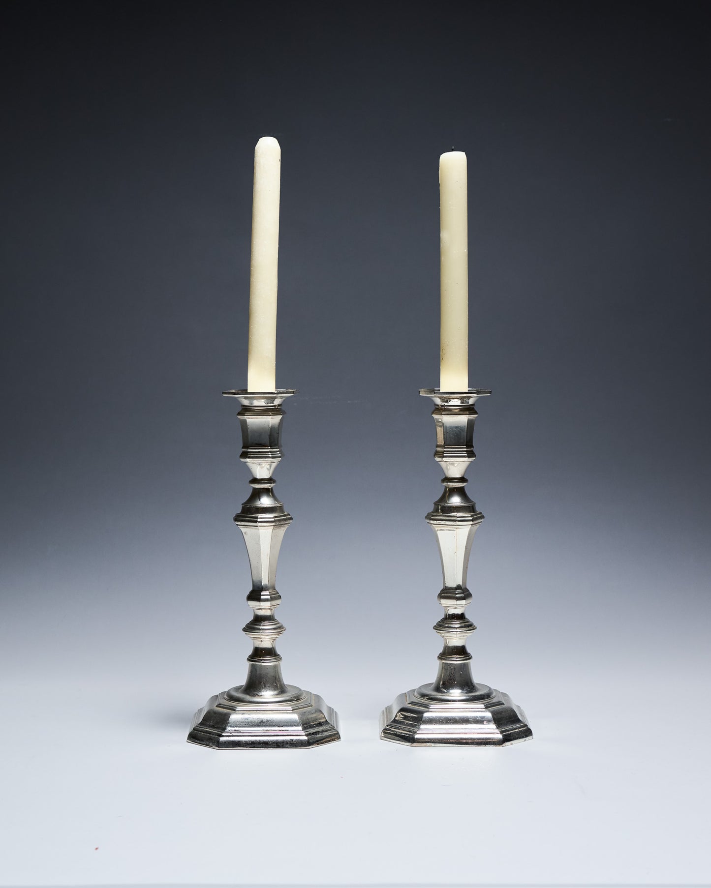 PAIRE DE BOUGEOIR EN MÉTAL, 1910s