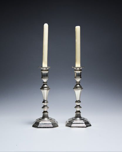 PAIRE DE BOUGEOIR EN MÉTAL, 1910s