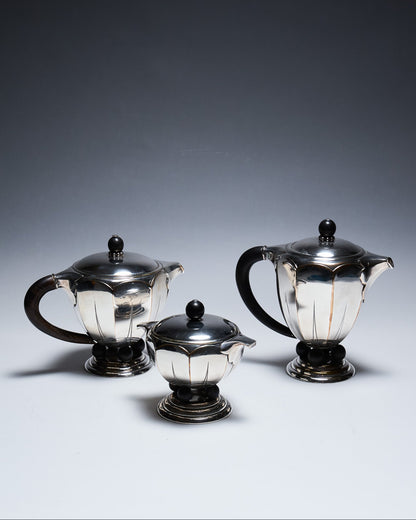 SERVICE À CAFÉ/THÉ ART DÉCO EN MÉTAL ARGENTÉ, 1930s