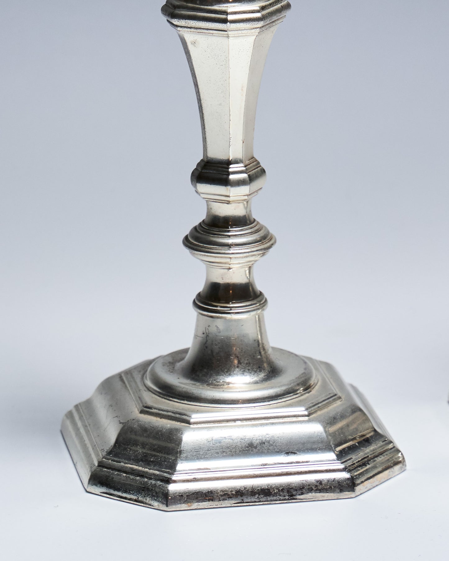 PAIRE DE BOUGEOIR EN MÉTAL, 1910s