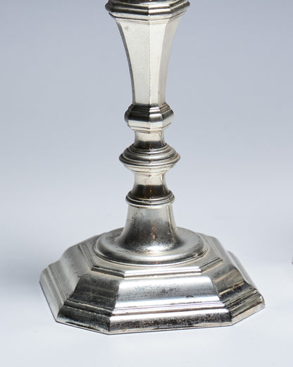 PAIRE DE BOUGEOIR EN MÉTAL, 1910s