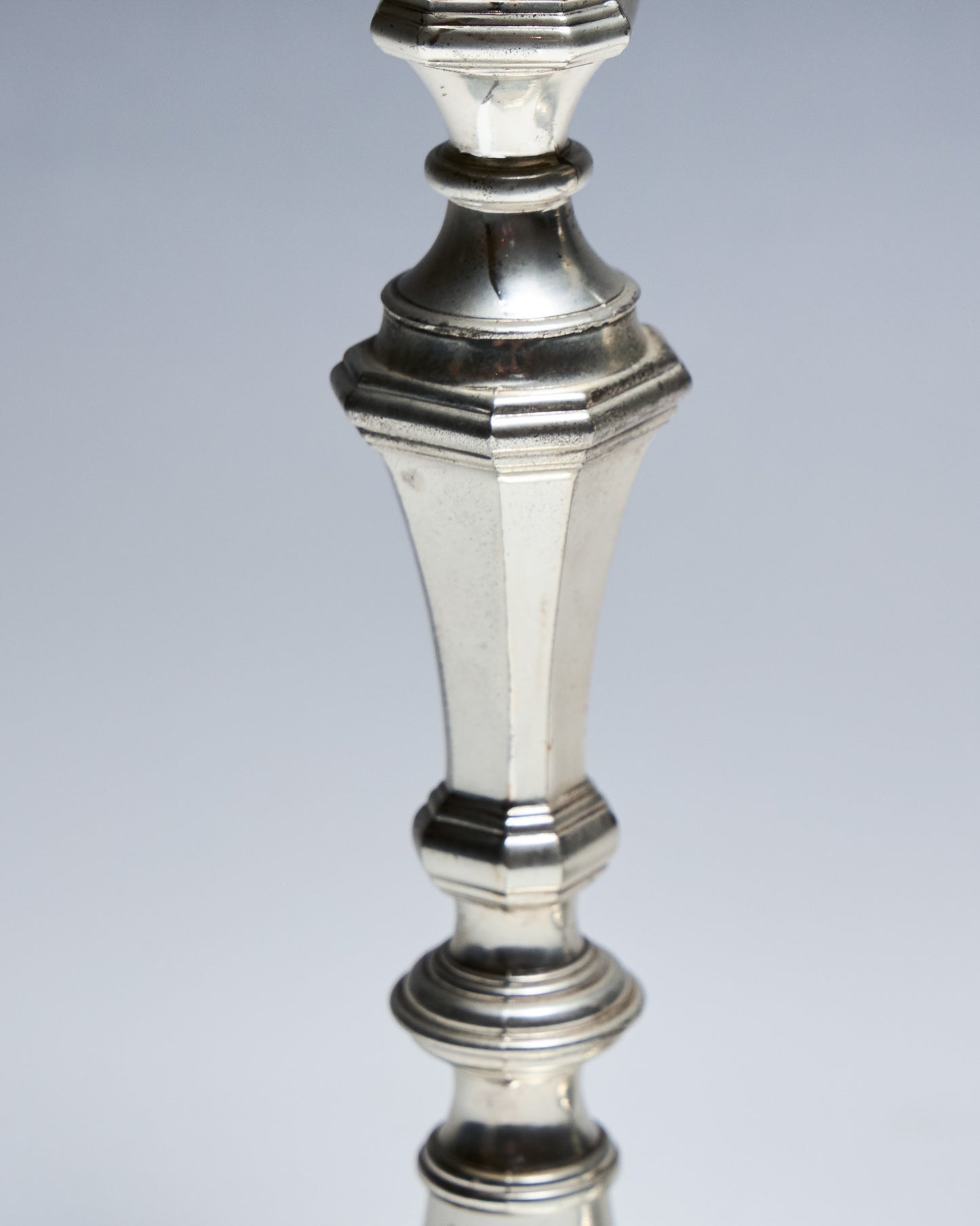 PAIRE DE BOUGEOIR EN MÉTAL, 1910s