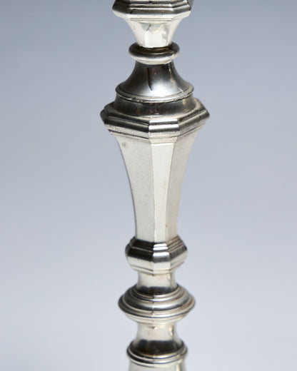 PAIRE DE BOUGEOIR EN MÉTAL, 1910s