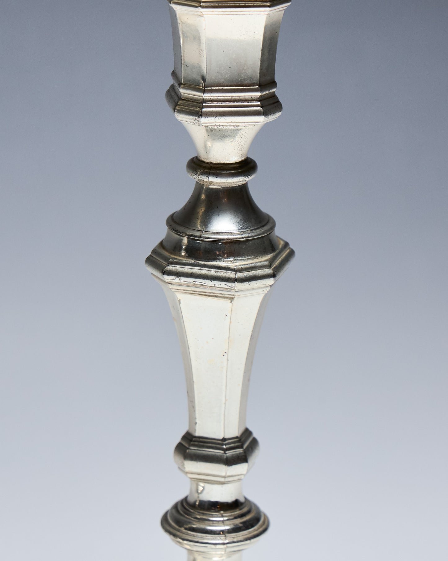 PAIRE DE BOUGEOIR EN MÉTAL, 1910s