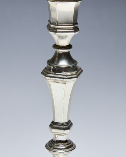 PAIRE DE BOUGEOIR EN MÉTAL, 1910s