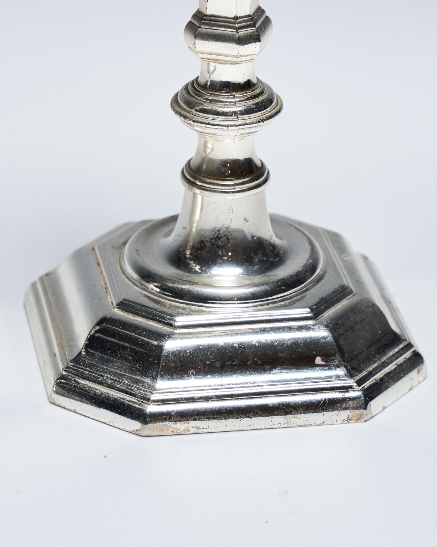 PAIRE DE BOUGEOIR EN MÉTAL, 1910s