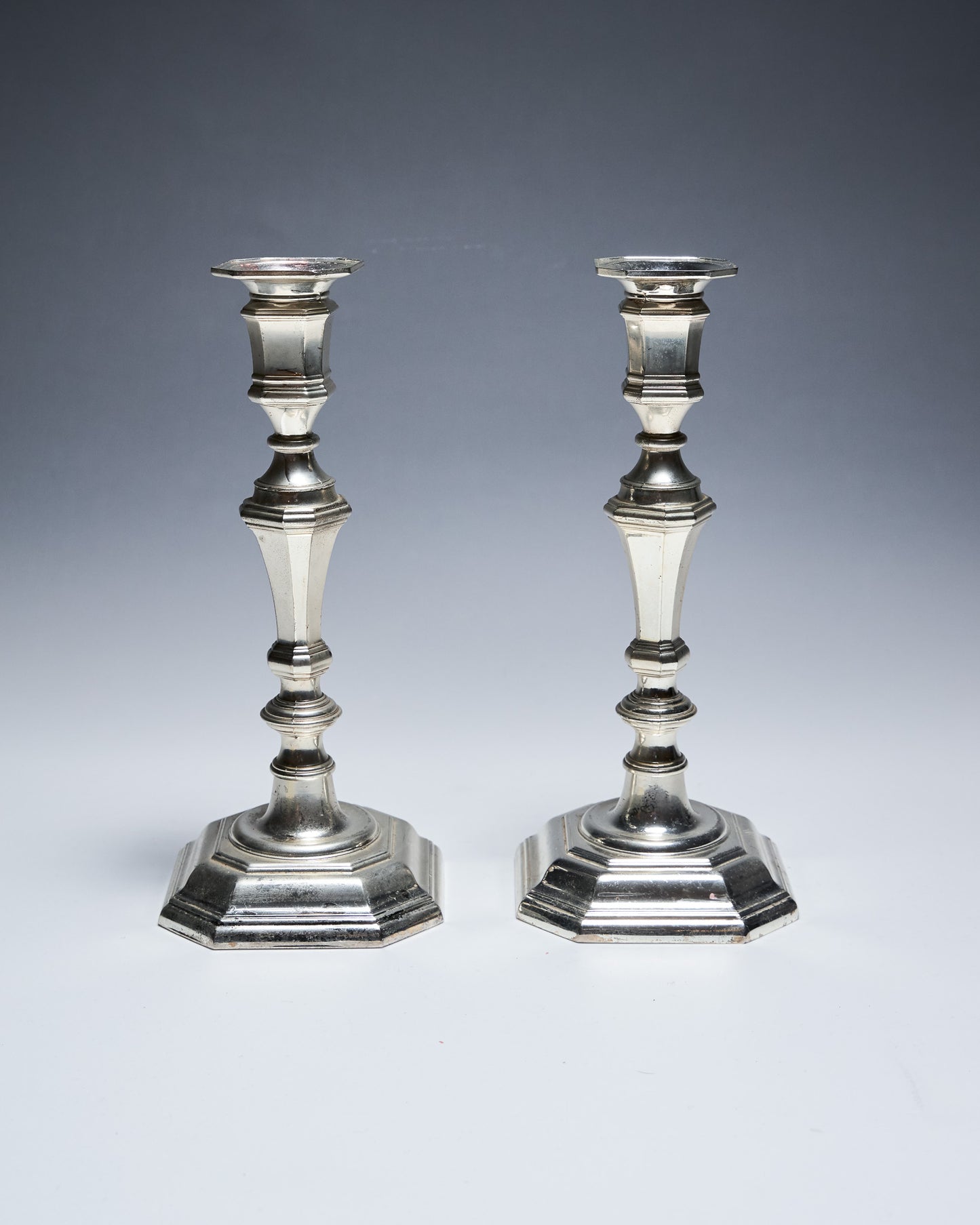 PAIRE DE BOUGEOIR EN MÉTAL, 1910s