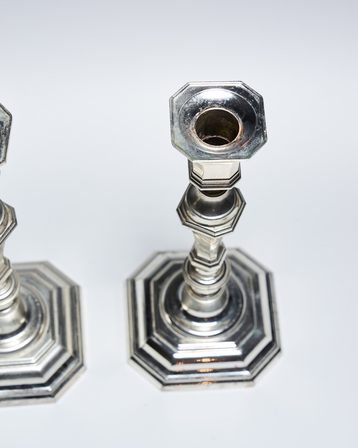 PAIRE DE BOUGEOIR EN MÉTAL, 1910s