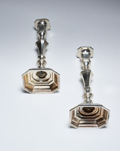 PAIRE DE BOUGEOIR EN MÉTAL, 1910s