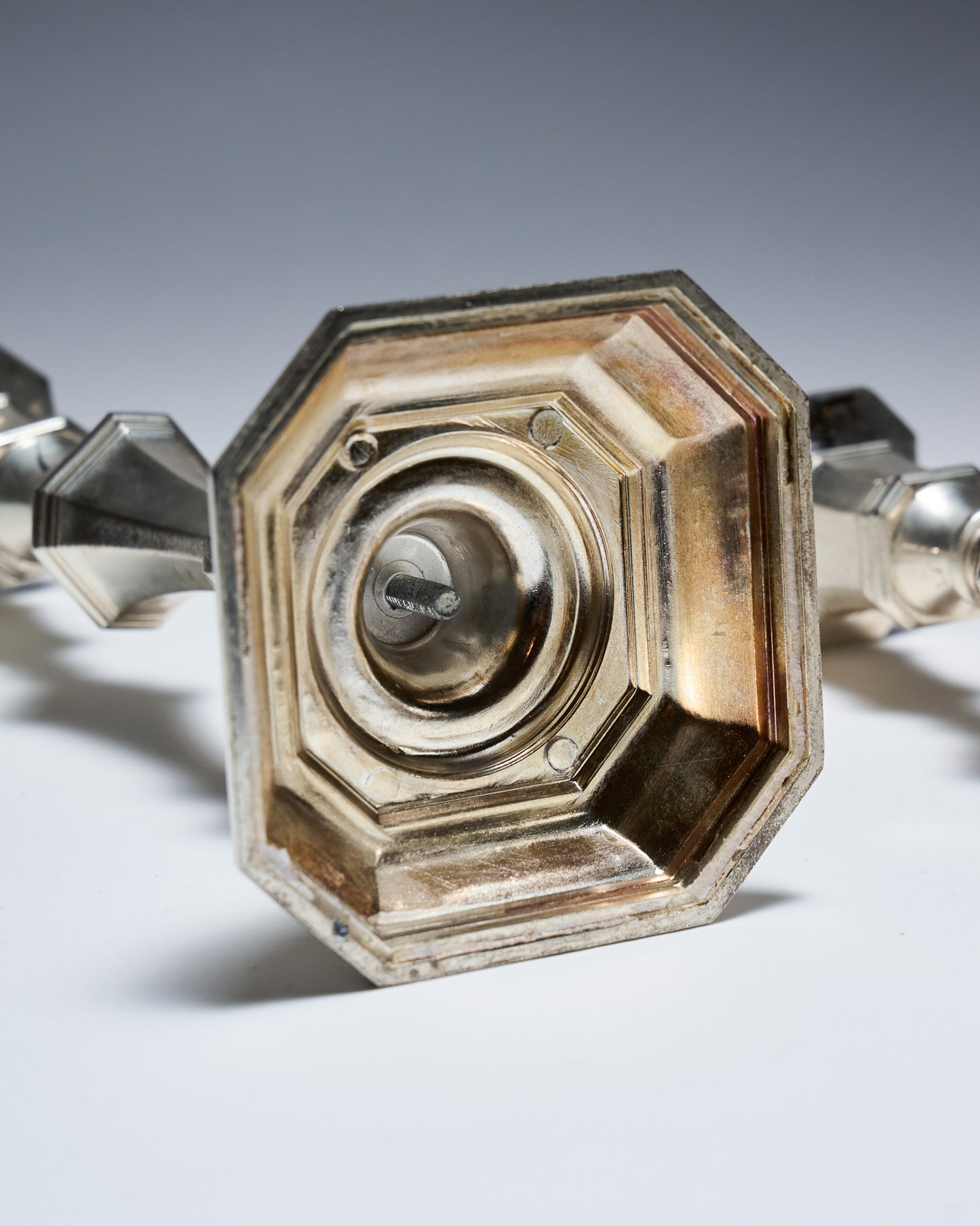 PAIRE DE BOUGEOIR EN MÉTAL, 1910s