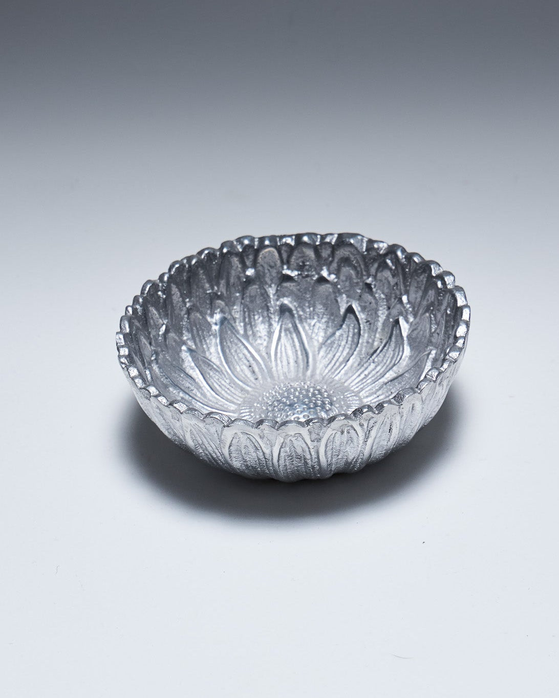 PEWTER DISH IN SUNFLOWER DESIGN, 1970s