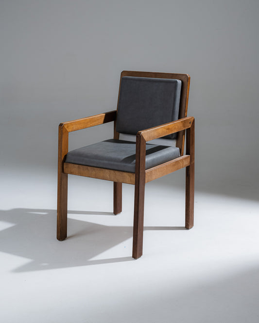 Fauteuil du designer Lyonnais André Sornay, conçu dans les années 1950. Structure en bois massif, assise et dossier en cuir gris. Patine du bois conforme à l'âge et à l'usage. Bel état général.