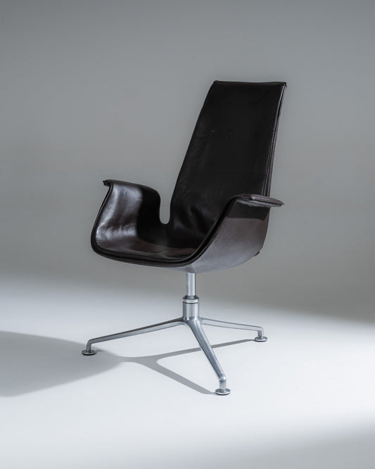 Fauteuil de bureau ou de conférence à dossier haut, modèle FK 6725 dessiné par Preben Fabricius et Jørgen Kastholm, édité par Walter Knoll en 1964.
Structure pivotante sur base tripode en fonte d’aluminium, emblématique du design moderniste des années 1960.&nbsp;
Bon état général, avec étiquette du fabricant présente sous l’assise.