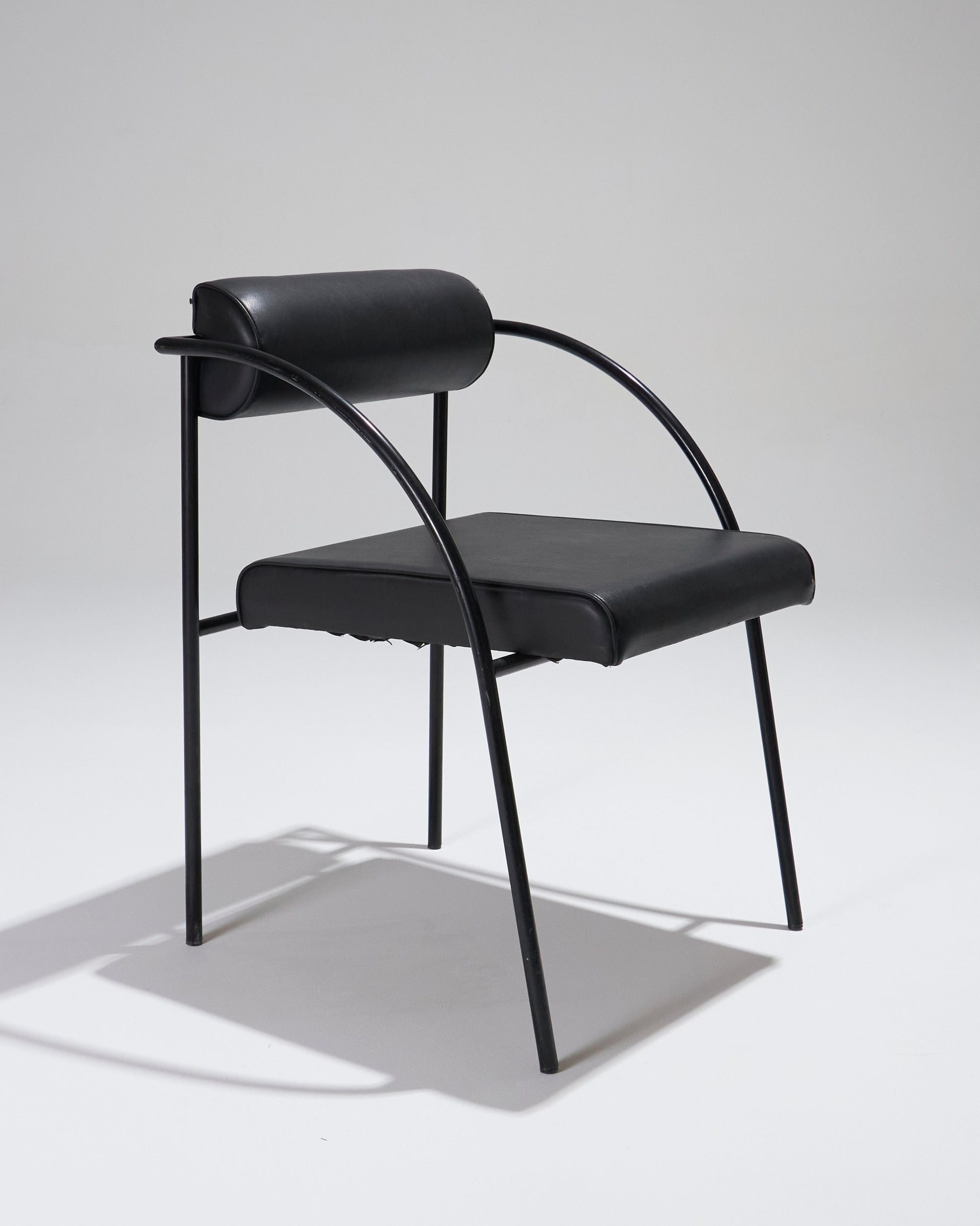 Fauteuil Vienna par Rodney Kinsman pour Bieffeplast, édité en Italie dans les années 1980.&nbsp;Sa structure graphique en métal contraste avec l'assise en skaï, offrant une esthétique résolument contemporaine. Son design épuré et géométrique incarne l’élégance minimaliste du design industriel de l’époque.
Bon état général, avec une usure visible sur l’assise.