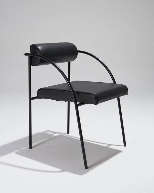 Fauteuil Vienna par Rodney Kinsman pour Bieffeplast, édité en Italie dans les années 1980.&nbsp;Sa structure graphique en métal contraste avec l'assise en skaï, offrant une esthétique résolument contemporaine. Son design épuré et géométrique incarne l’élégance minimaliste du design industriel de l’époque.
Bon état général, avec une usure visible sur l’assise.