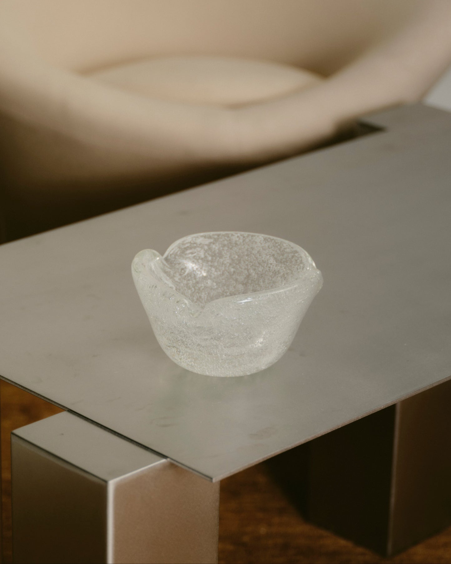 Grand cendrier ou vide-poche en verre soufflé signé Riom, réalisé en France dans les années 1970. Verre transparent incrusté de bulles d'air, forme organique libre typique des créations artisanales des années 1970. Parfait état.