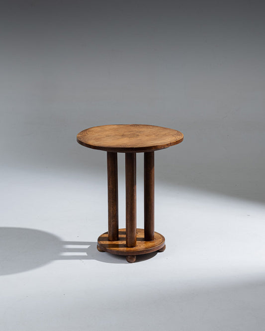 Guéridon en bois massif gravé de décors Art Décos. Patine conforme à l'âge et à l'usage, quelques manques de vernis sur le plateau principal. Décoloration conforme à l'âge et à l'usage. Très bel état vintage.&nbsp;