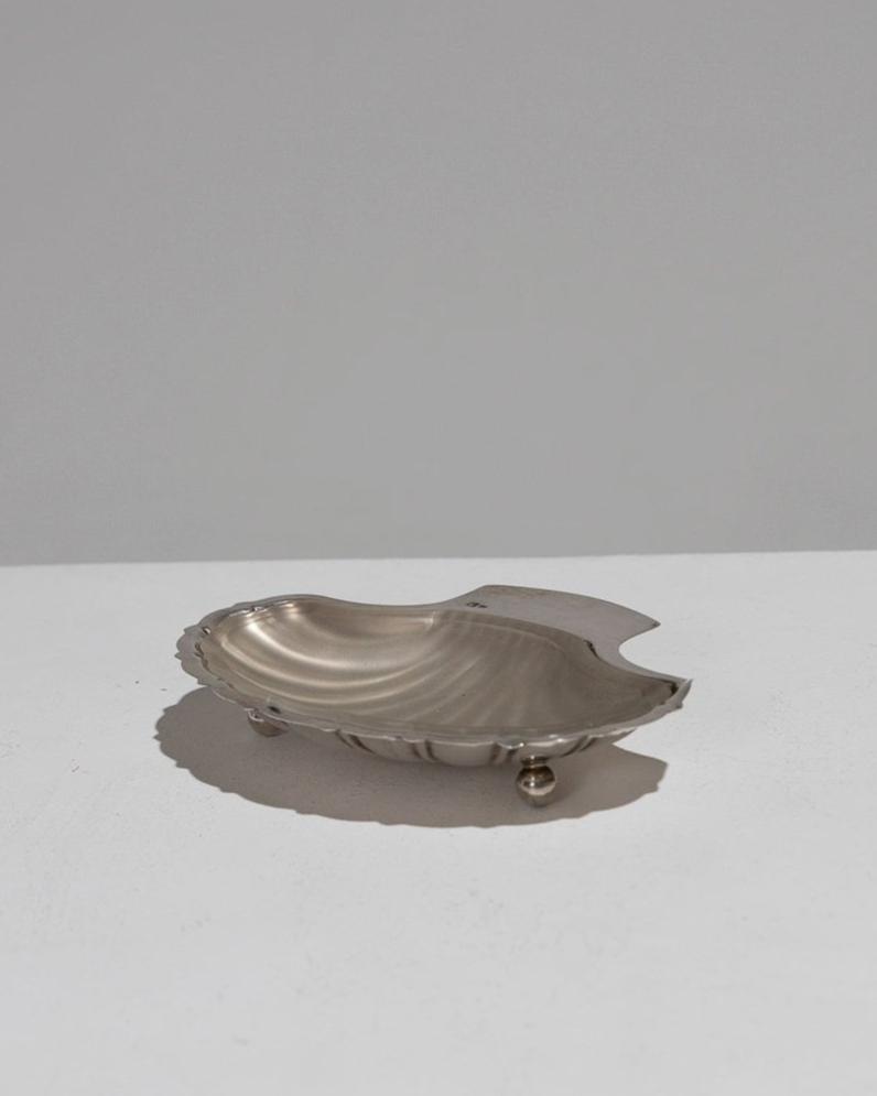 SHELL BUTTER DISH IN SILVER METAL