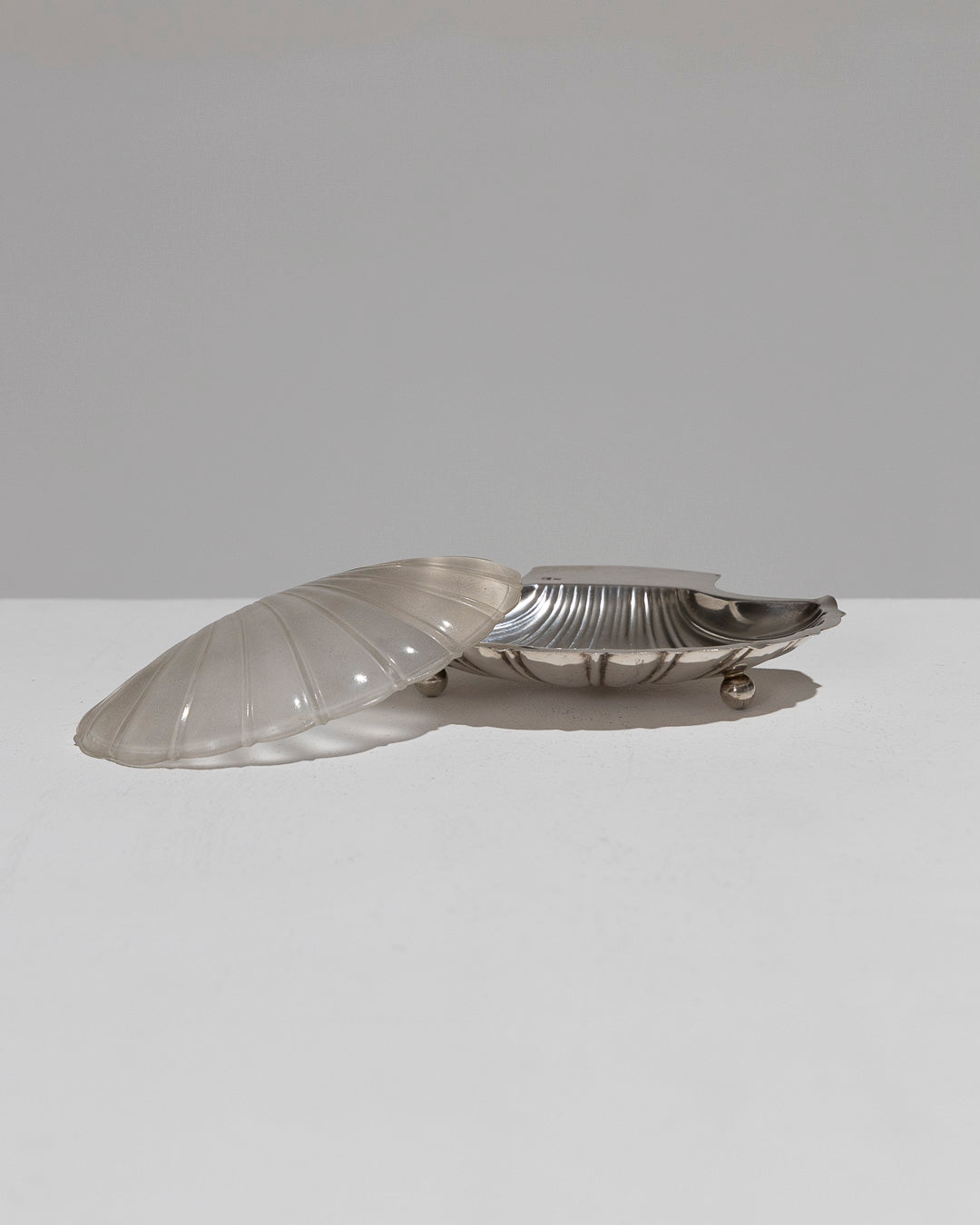 SHELL BUTTER DISH IN SILVER METAL