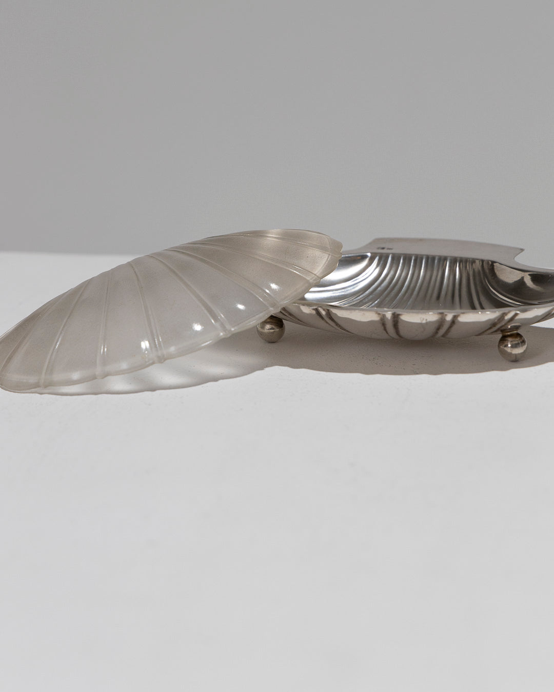 SHELL BUTTER DISH IN SILVER METAL