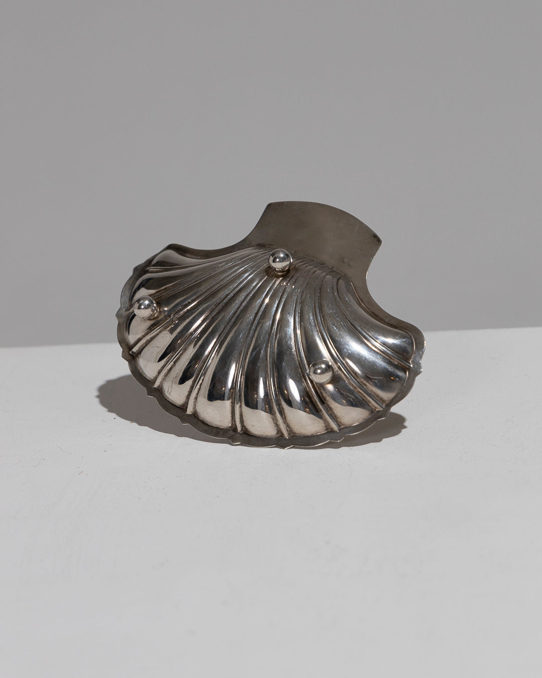 SHELL BUTTER DISH IN SILVER METAL