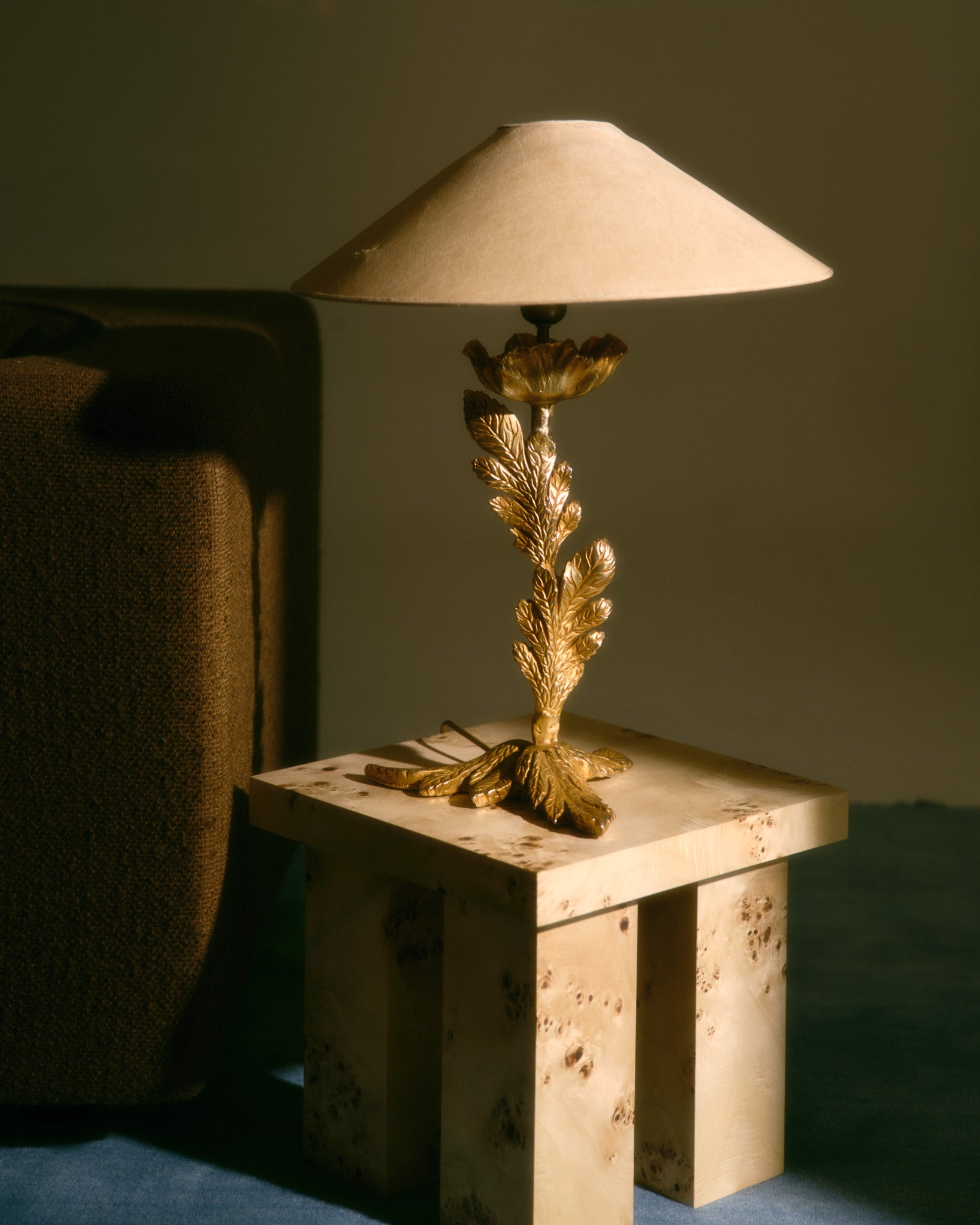 Lampe à poser en bronze doré éditée par Fondica, France, circa 1980.
La structure présente un fût orné de feuilles nervurées s’élevant depuis une base sculptée, dans un esprit naturaliste et décoratif typique du style Fondica.