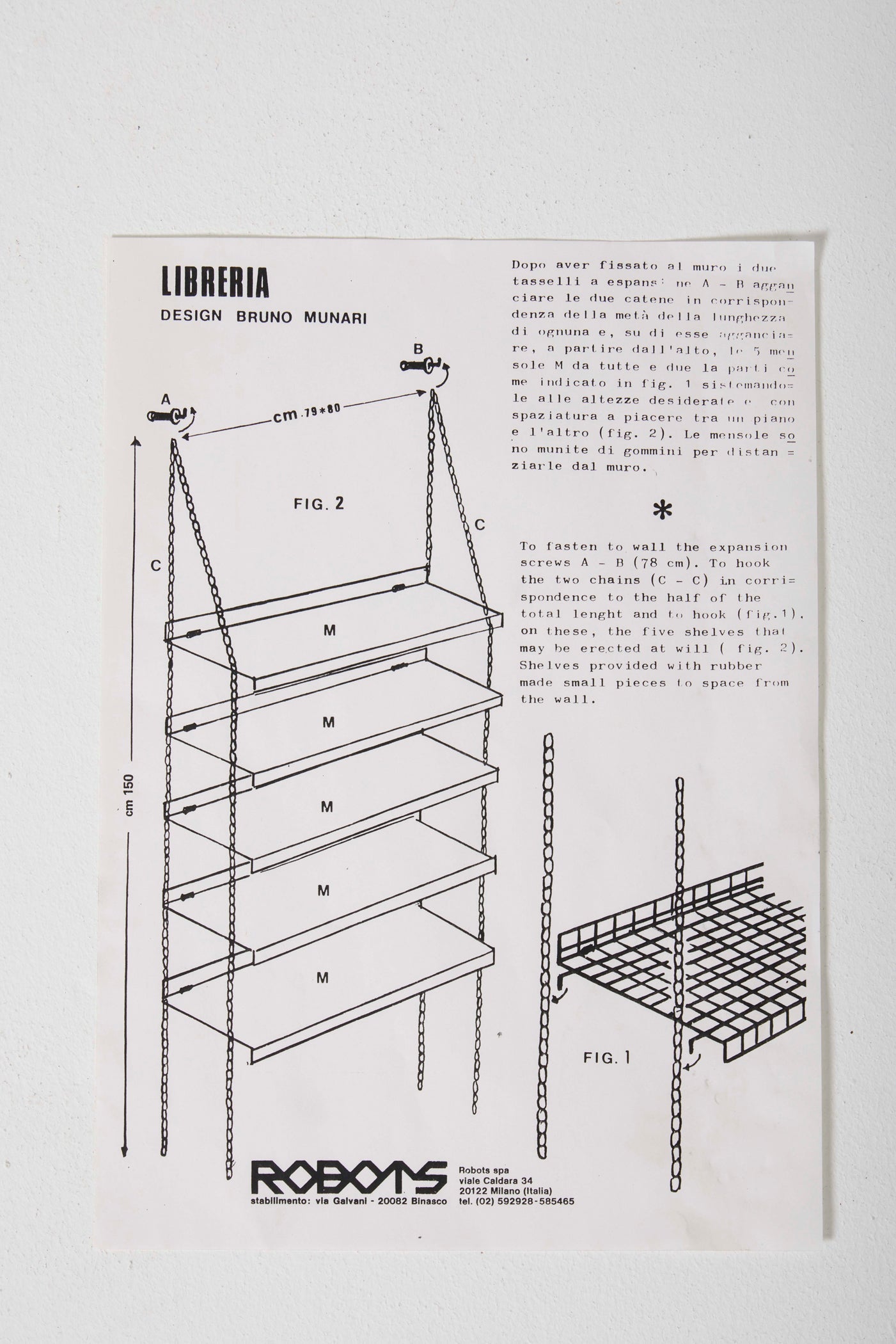 Etagères modèle Libreria du designée Bruno Munari et éditée chez Robots dans les années 70, Milan (Italie). Etagère en métal noir suspendue par des chaines métalliques. Parfait état, notice et carton d'origine. Deux disponibles.