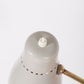 Lampe G5 ou Agrafe du designer Pierre Guariche, années 1950. Tige en laiton et réflecteur semi-perforé en aluminium laqué gris clair. Prise européenne.