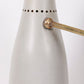Lampe G5 ou Agrafe du designer Pierre Guariche, années 1950. Tige en laiton et réflecteur semi-perforé en aluminium laqué gris clair. Prise européenne.