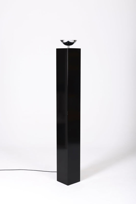 Lampadaire 10582 de Michel Boyer éditée par Verre Lumière, années 80, France. Structure en métal laqué noir brillant, réflecteur en métal chromé. Très bon état.