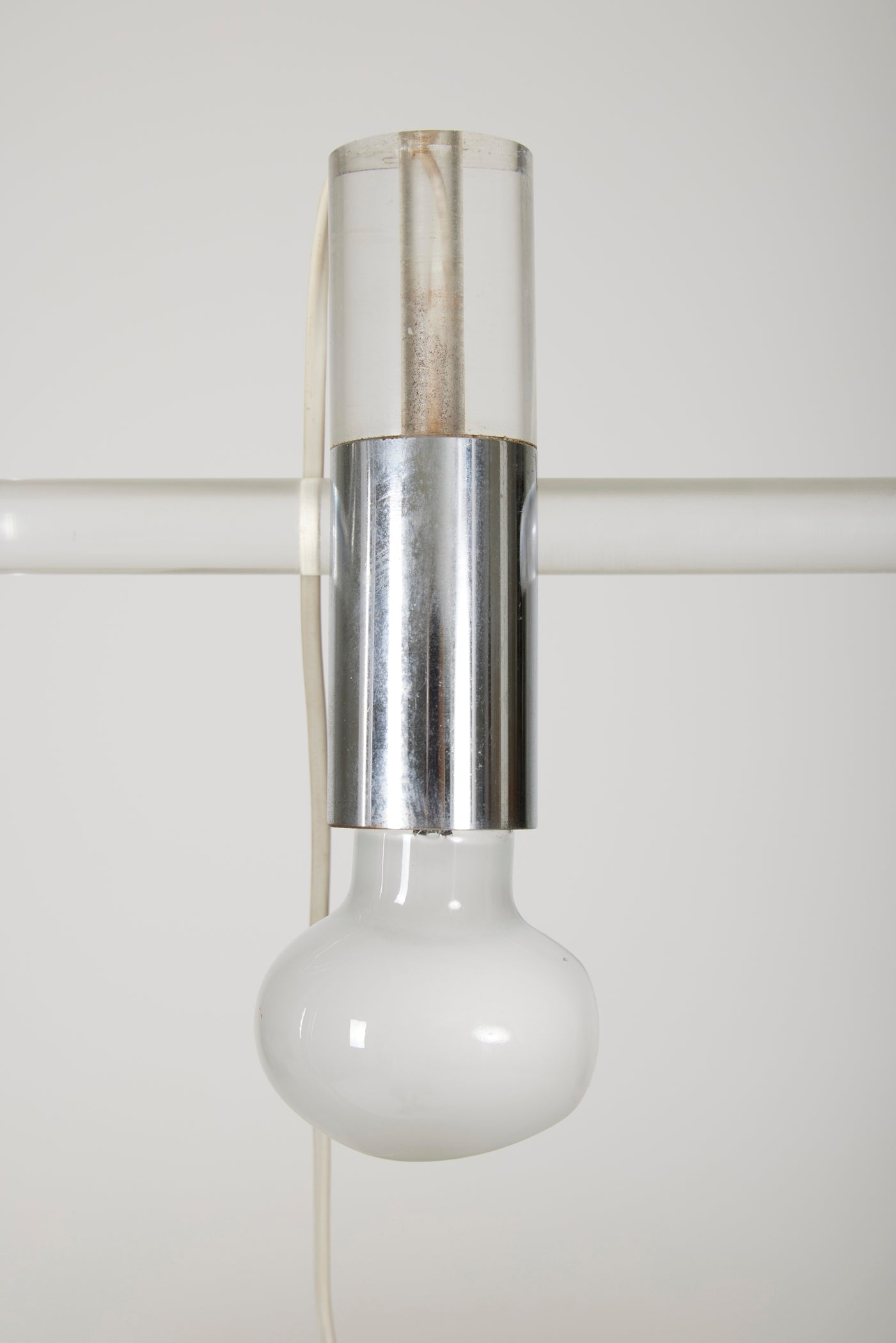 Lampe de table Crylicord du designer Peter Hamburger édition Knoll, années 1970. Structure en altuglas coudée à base rectangulaire et métal chromé. Très bel état avec quelques traces d'usage.