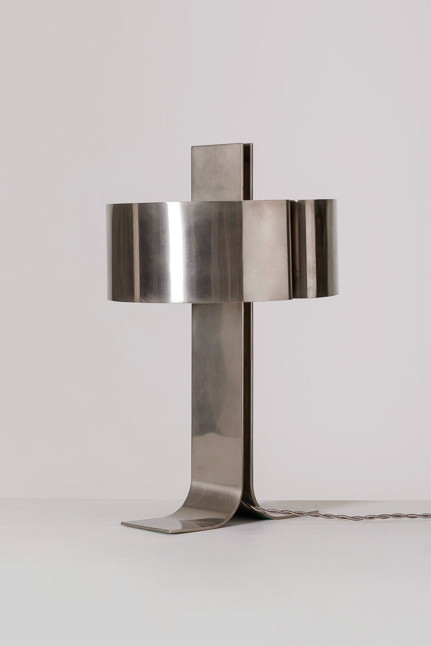Lampe de table modèle Pingoin de Sabine Charoy, années 1970. Lampe en métal brossé éditée chez Verre Lumière. Infimes marques d'usage. Elle est fonctionnell