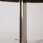 Lampe de table modèle Pingoin de Sabine Charoy, années 1970. Lampe en métal brossé éditée chez Verre Lumière. Infimes marques d'usage. Elle est fonctionnelle.