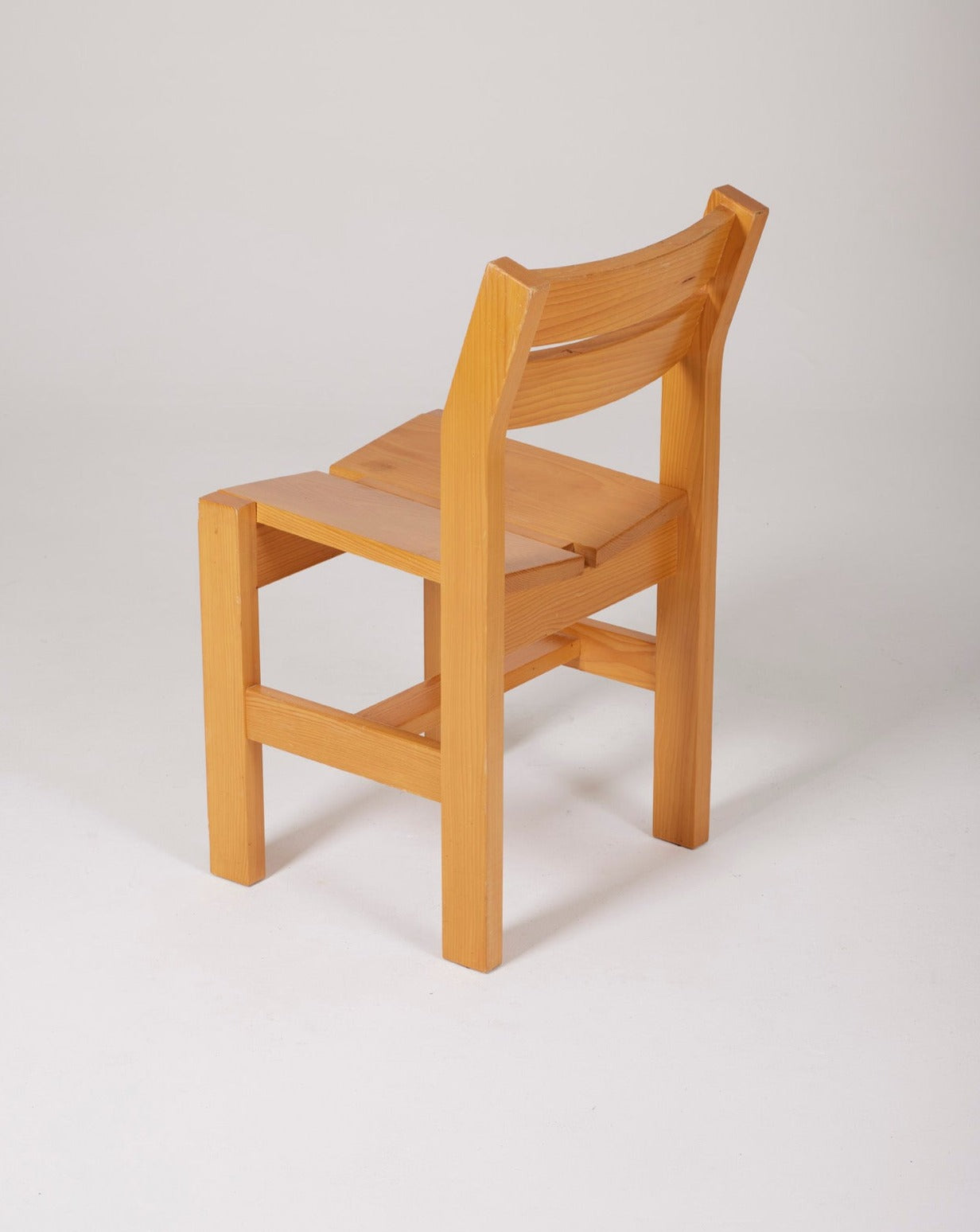 Ensemble de 4 chaises  en pin massif dans l'esprit de Charlotte Perriand, années 1960.