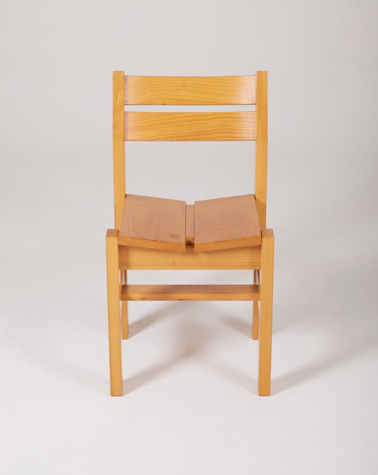 Ensemble de 4 chaises  en pin massif dans l'esprit de Charlotte Perriand, années 1960.