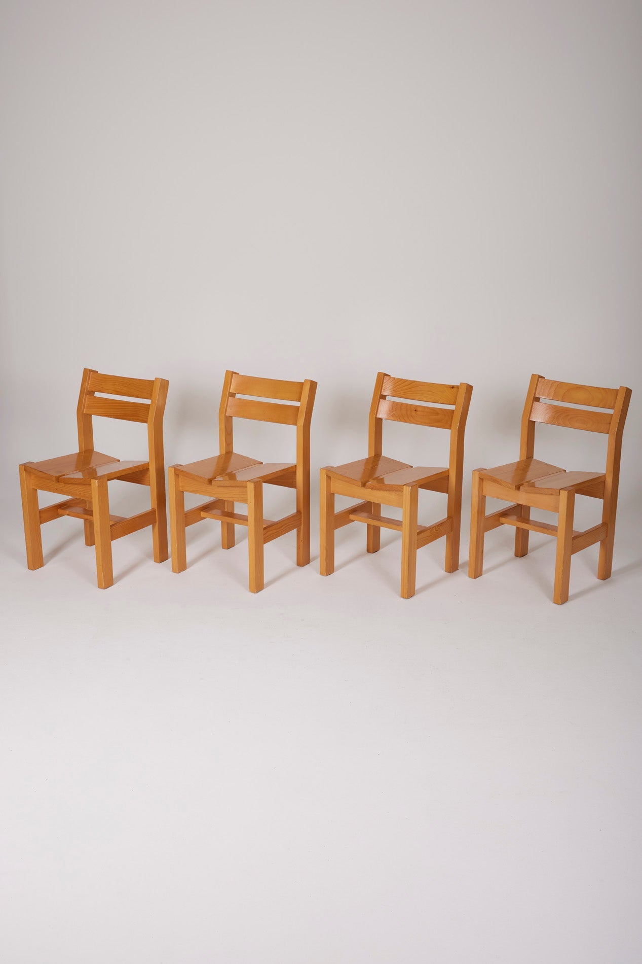 Ensemble de 4 chaises  en pin massif dans l'esprit de Charlotte Perriand, années 1960.