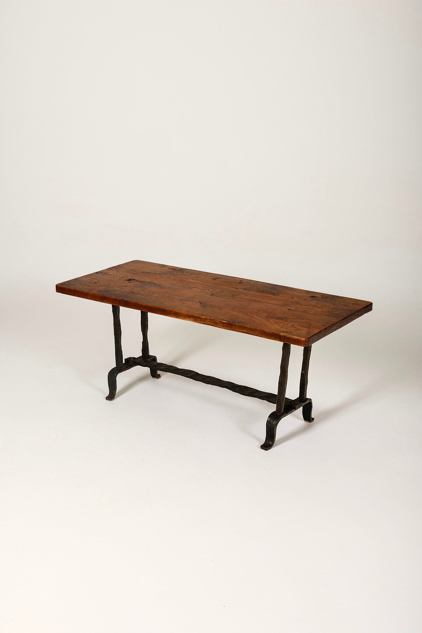 Table basse ou table d'appoint avec un plateau en chêne et un piètement en fer forgé.  Art populaire français qui peut s'associer à du mobilier des ateliers de Marolles. Très bel état.