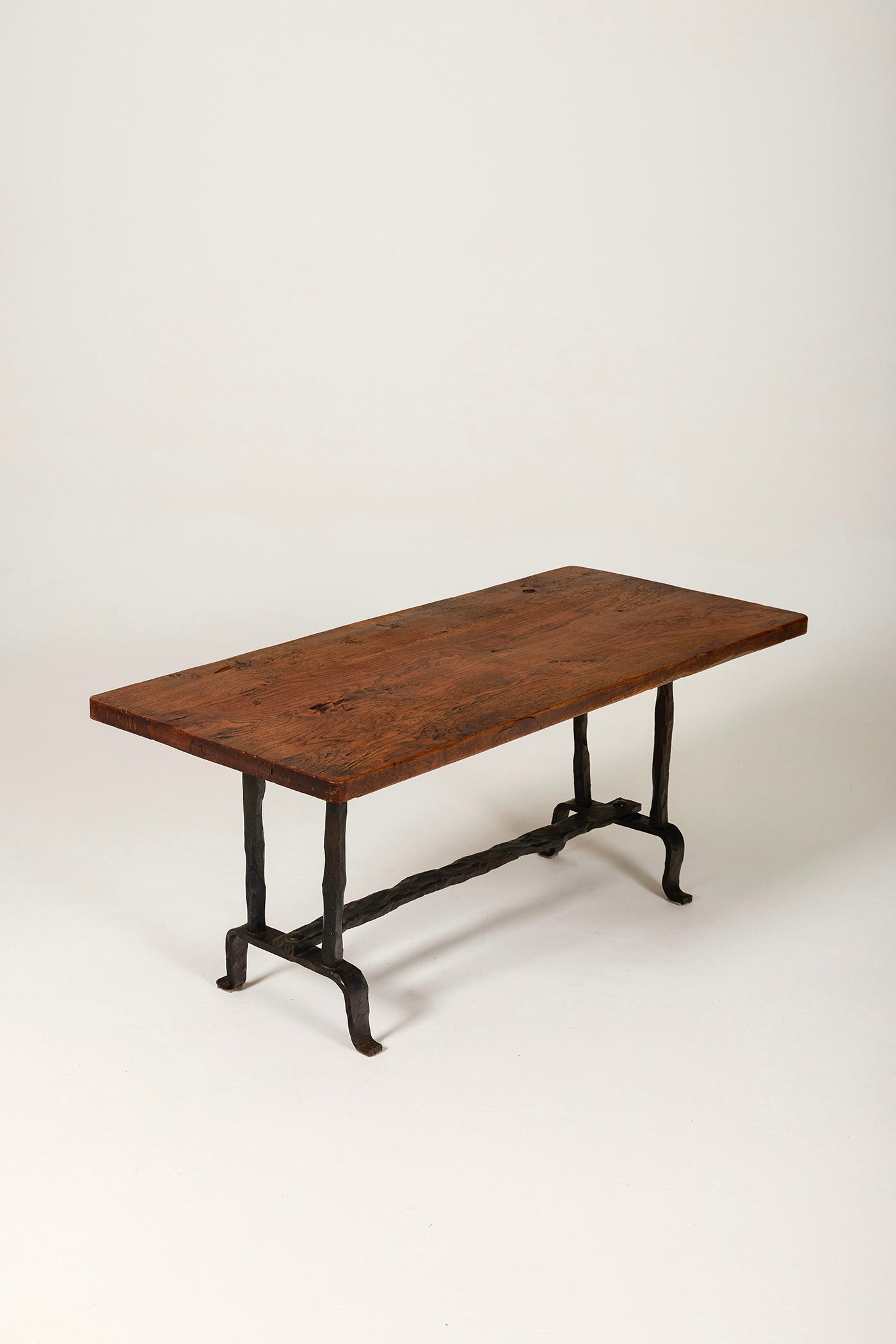 Table basse ou table d'appoint avec un plateau en chêne et un piètement en fer forgé.  Art populaire français qui peut s'associer à du mobilier des ateliers de Marolles. Très bel état.