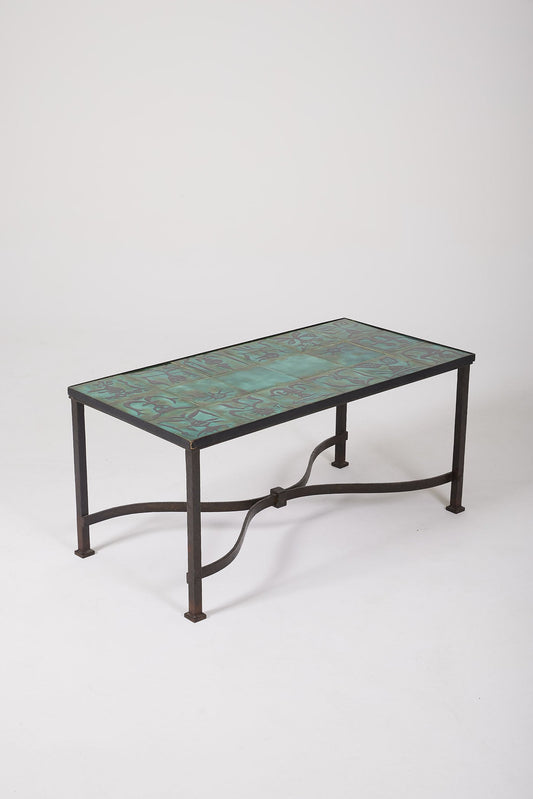 Table basse en céramique du designer français Jean Lurçat (1892-1966), années 1950. Le plateau est composé de carreaux en céramique émaillés verts à motifs noirs. La structure et le piètement sont en métal laqué noir.