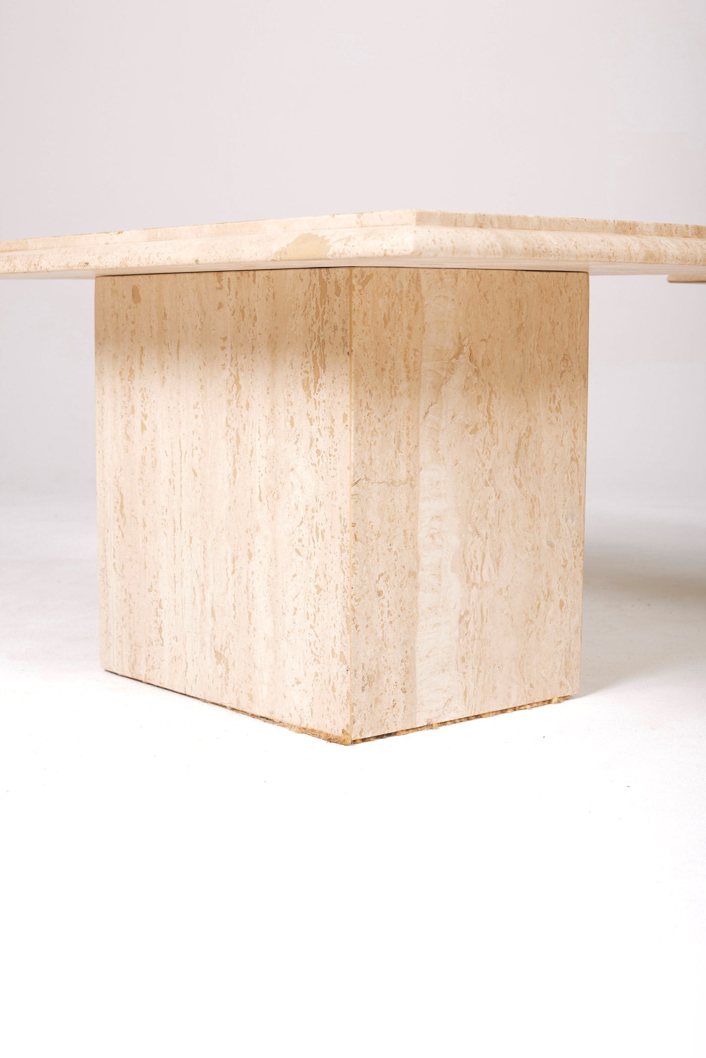 Table d'appoint ou table basse rectangulaire en travertin des années 1970. Le plateau et le pied se désolidarisent. Intemporel, le travertin est une matière qui se mélange aux pièces des années 1950 aux années 1980. Deux tables disponibles. 